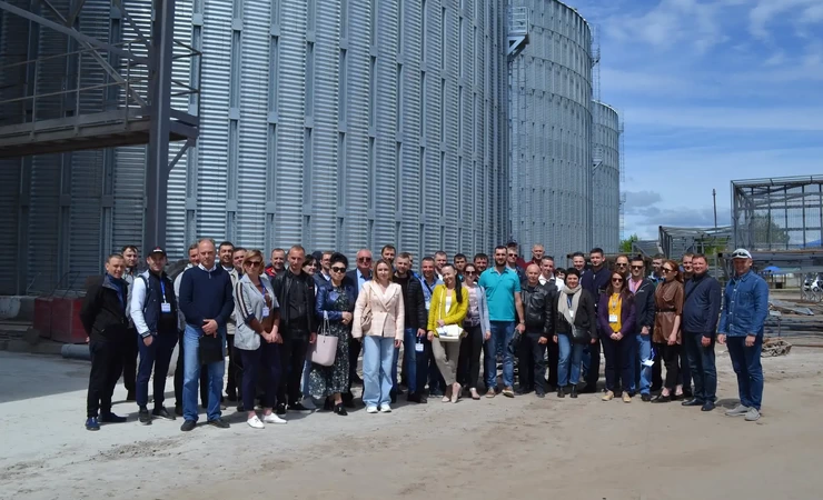 agricultural producers, agricultural holdings, livestock farms, vegetable and fruit producers, elevators, processing plants (mills, bakeries, groats, oil extraction plants, dairies, fruit and vegetable processors, etc.), trading companies, manufacturers and suppliers of storage equipment processing of agricultural products, suppliers of agricultural machinery and many other participants in the agricultural market.